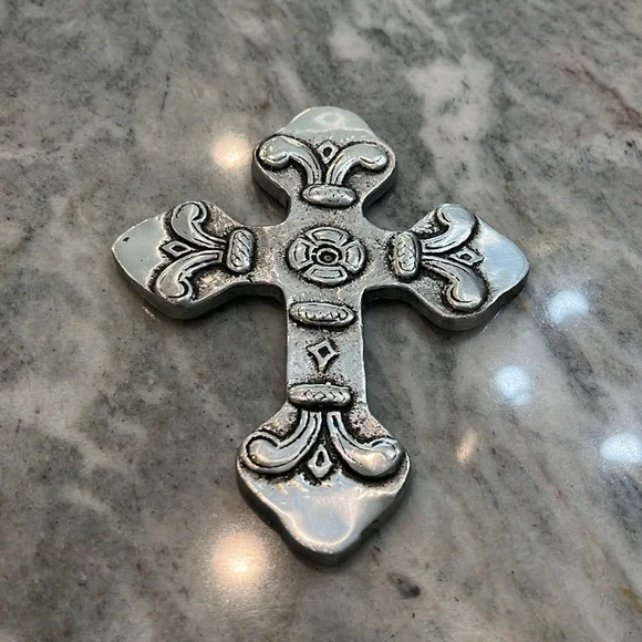A La Carte 152 small pewter cross - Picture 3 of 3